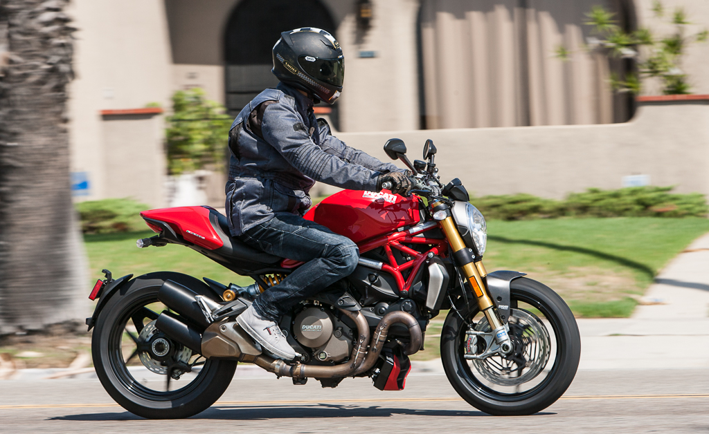 Ducati Monster 1200 s на скорости