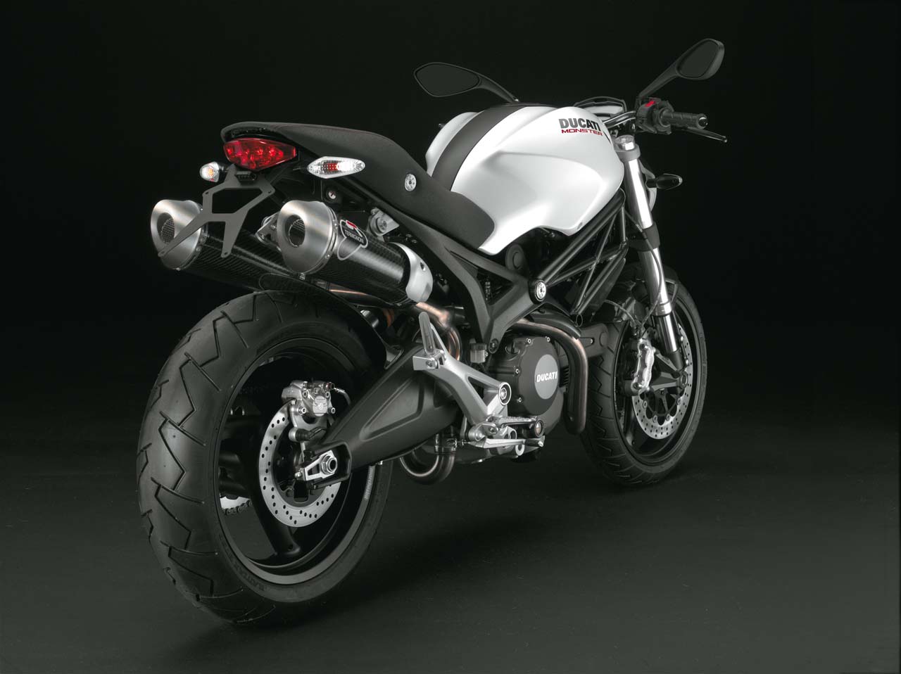 2010 Ducati Monster 696 #8