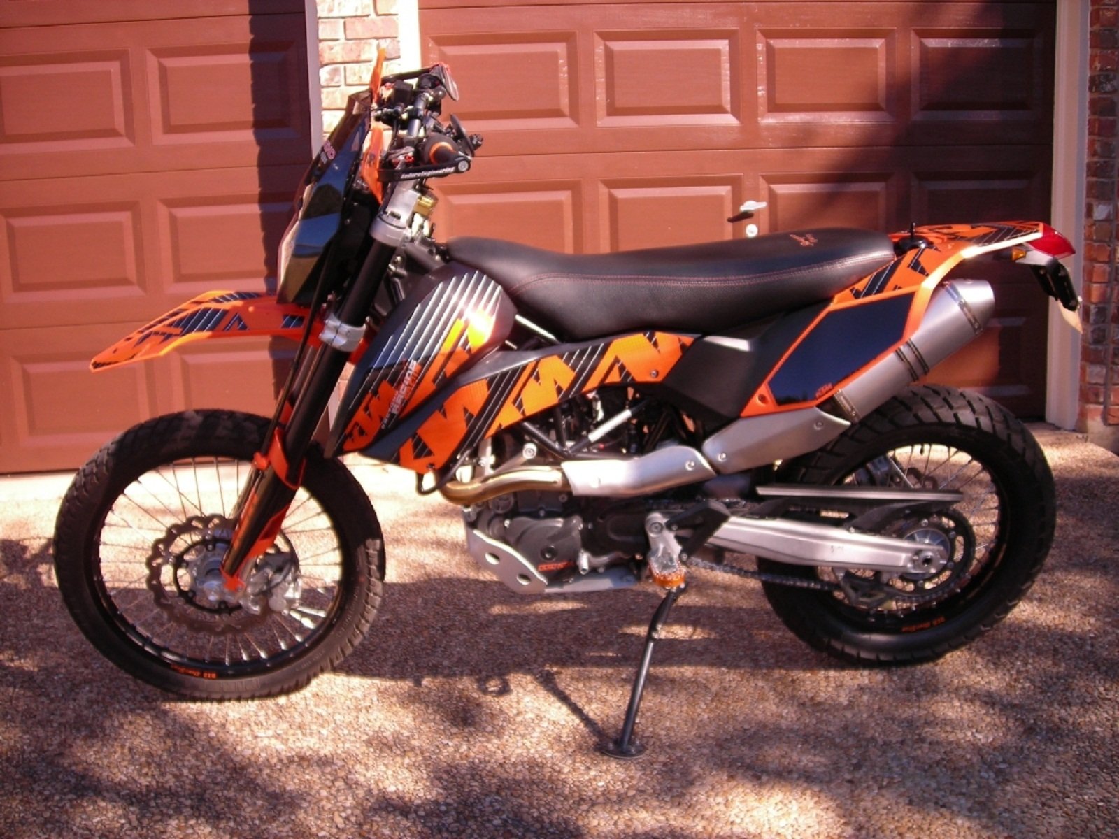 Ktm enduro r. KTM 690 Enduro r. КТМ 690 эндуро. КТМ 900 эндуро. Мотоцикл KTM 690 красный.