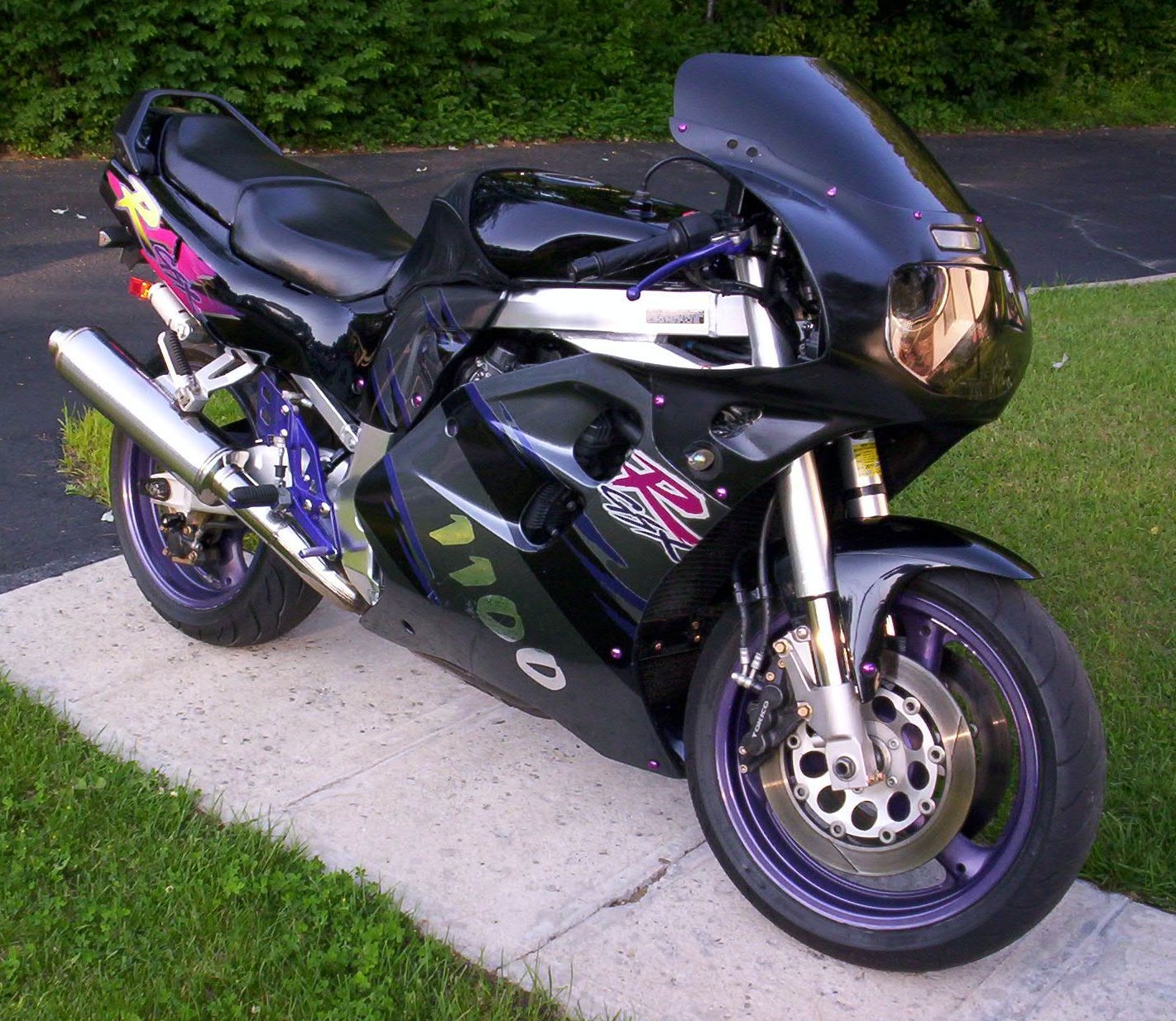 Suzuki GSX r1100