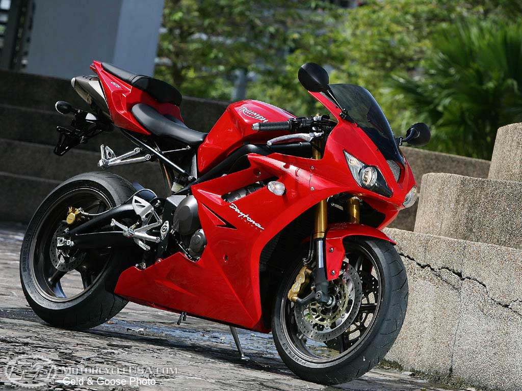 Triumph Daytona 675 красный