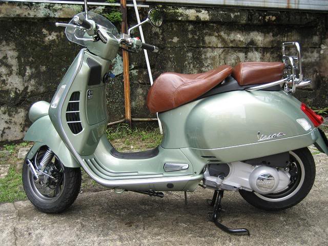 Итальянский мопед Vespa 2020 фиолетовая